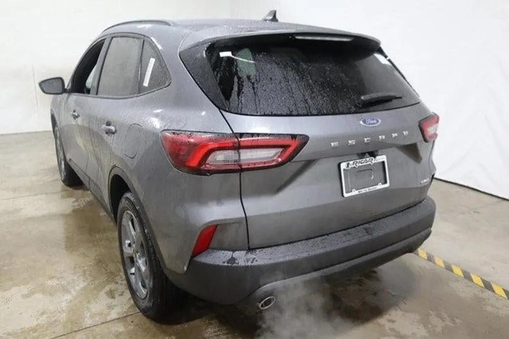 2025 Ford Escape ST-Line photo 1