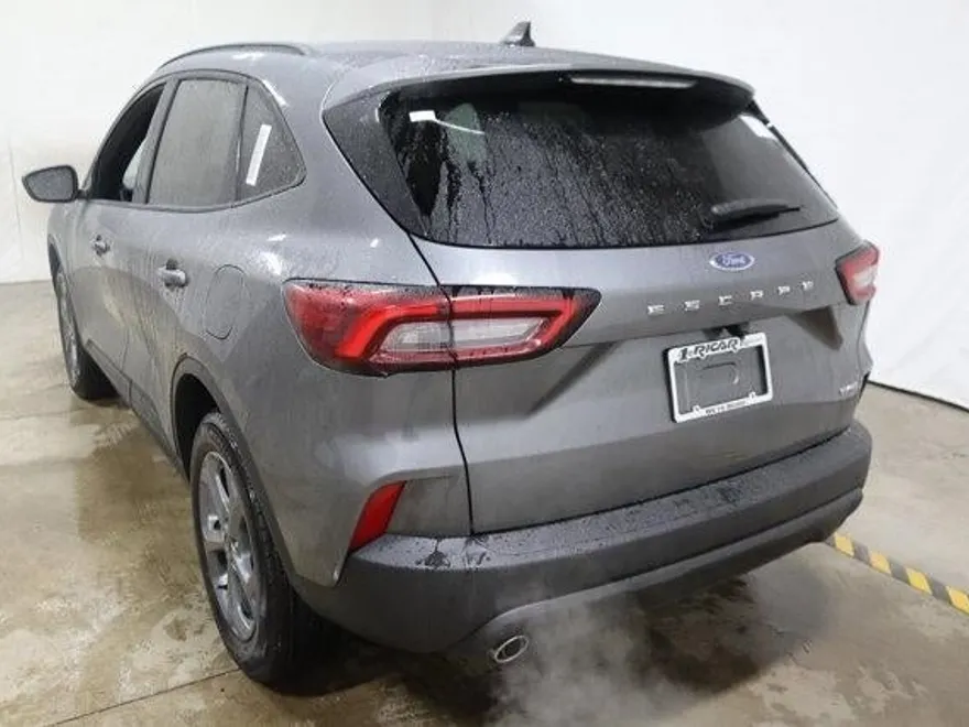 2025 Ford Escape ST-Line photo 1