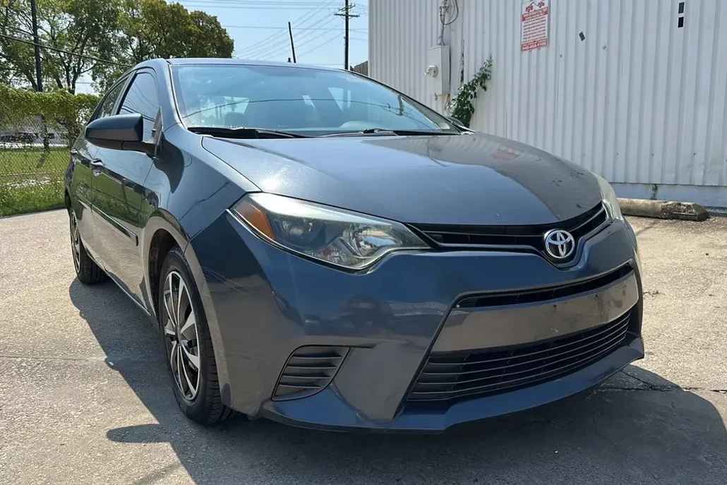 2016 Toyota Corolla LE photo 1