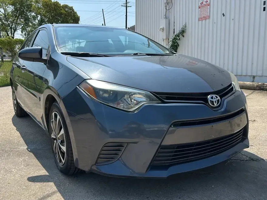 2016 Toyota Corolla LE photo 1
