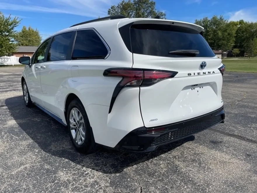 2021 Toyota Sienna XSE photo 1