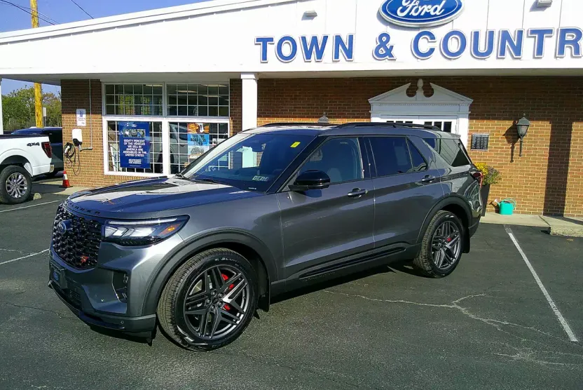 2025 Ford Explorer ST photo 1