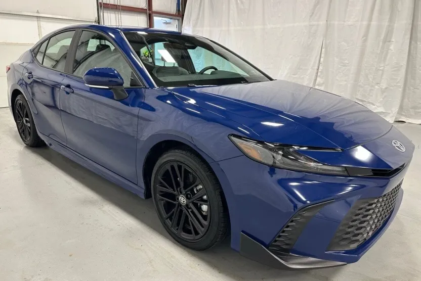 2025 Toyota Camry SE photo 1
