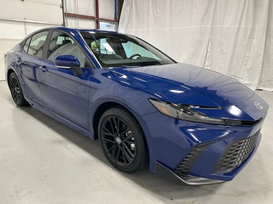 2025 Toyota Camry SE photo 1