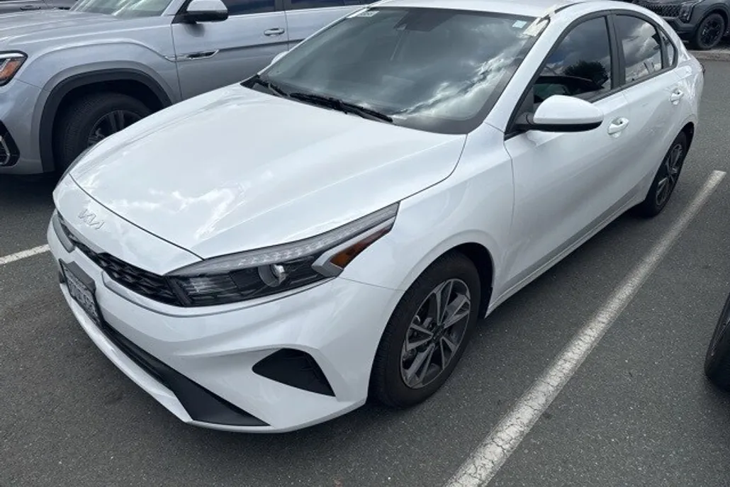 2024 Kia Forte LXS photo 1