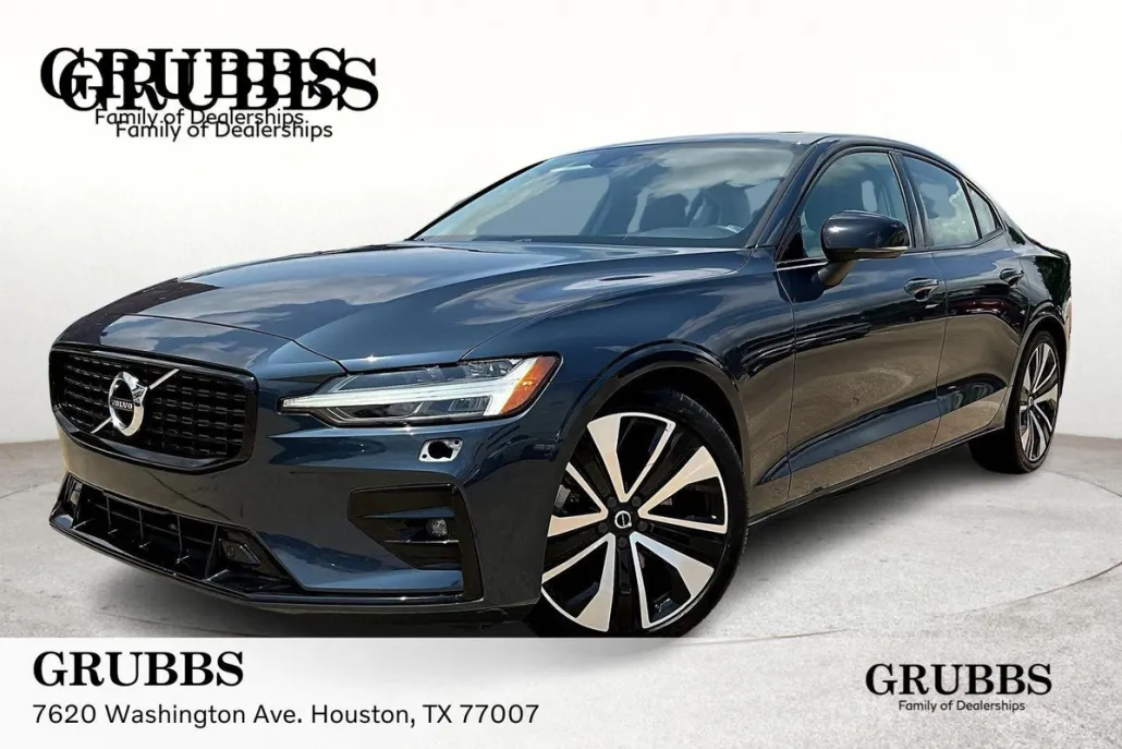 2022 Volvo S60 Momentum photo 1