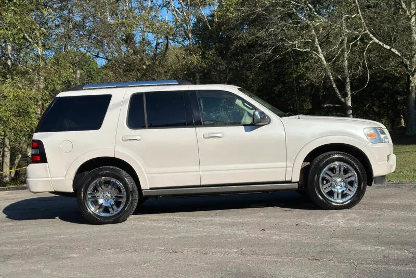 2010 Ford Explorer Limited photo 1