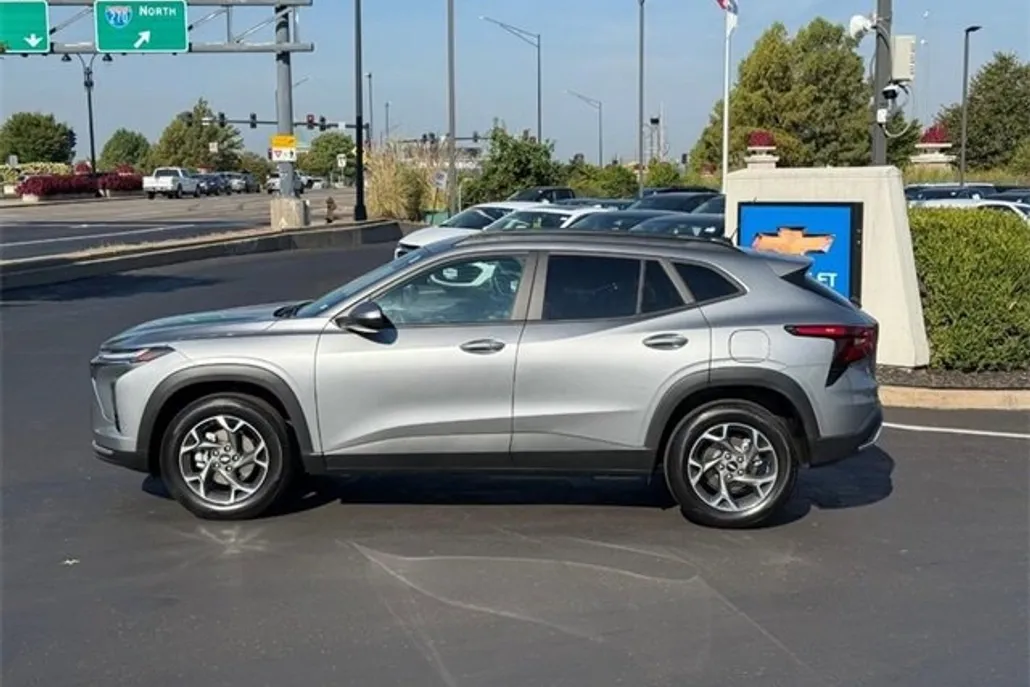 2024 Chevrolet Trax LT photo 1