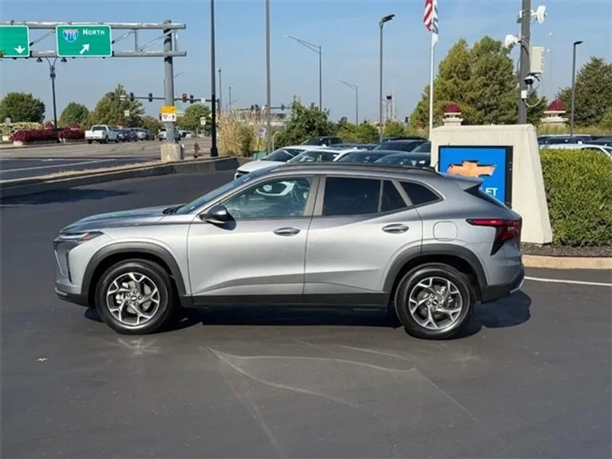 2024 Chevrolet Trax LT photo 1