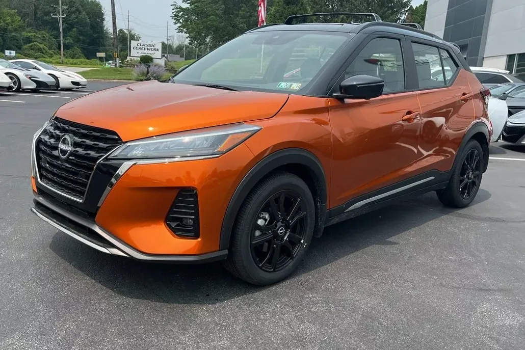 2023 Nissan Kicks SR photo 1