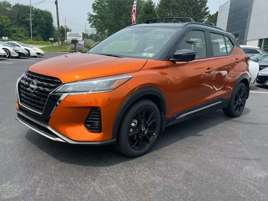 2023 Nissan Kicks SR photo 1