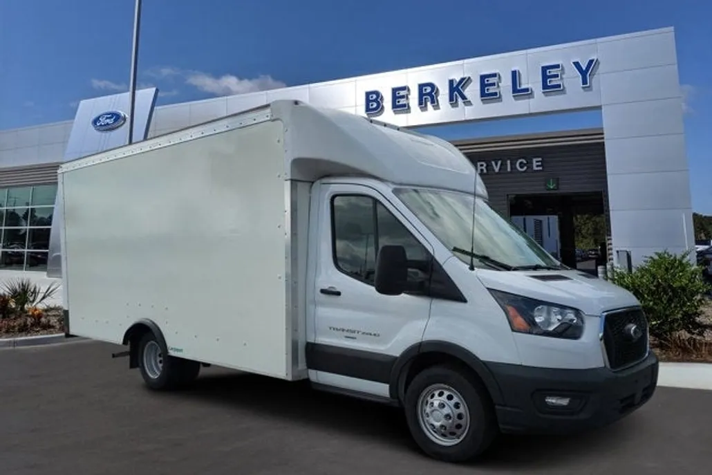 2023 Ford Transit Cutaway photo 1