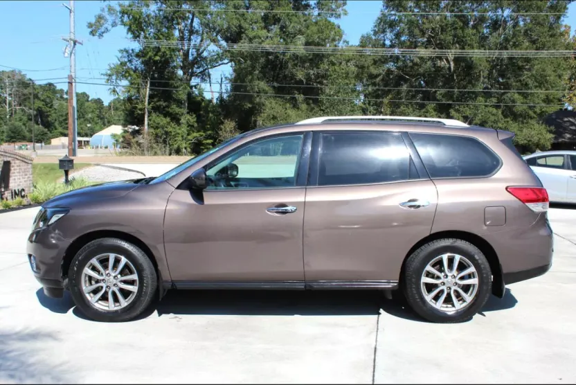 2015 Nissan Pathfinder SV photo 1