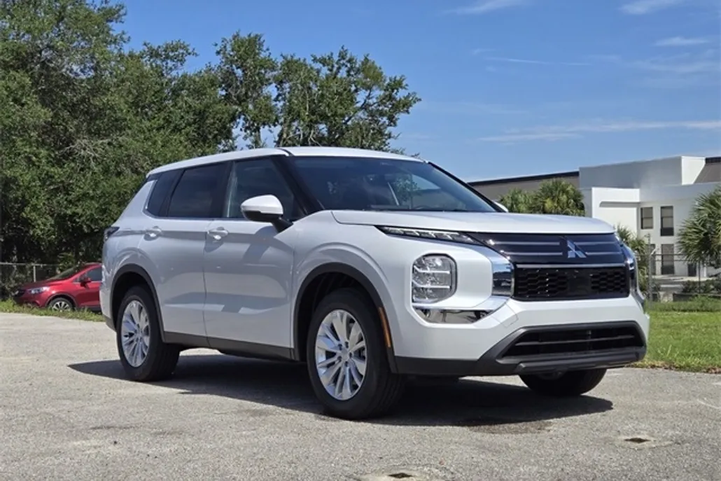2025 Mitsubishi Outlander ES photo 1