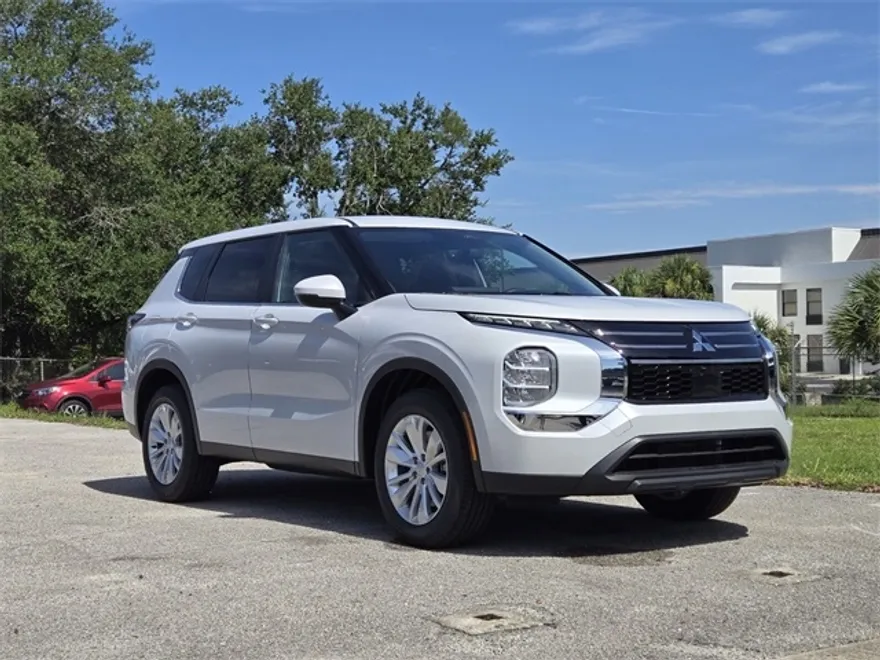 2025 Mitsubishi Outlander ES photo 1