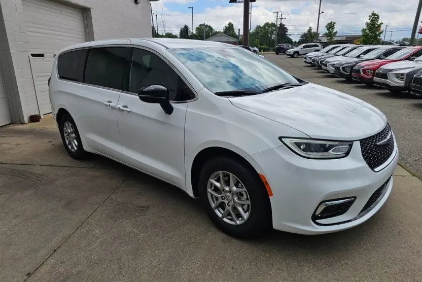 2025 Chrysler Pacifica photo 1