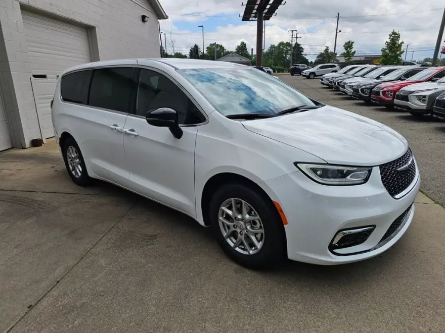 2025 Chrysler Pacifica photo 1