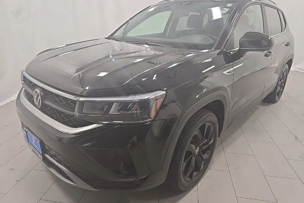 2023 Volkswagen Taos SE photo 1