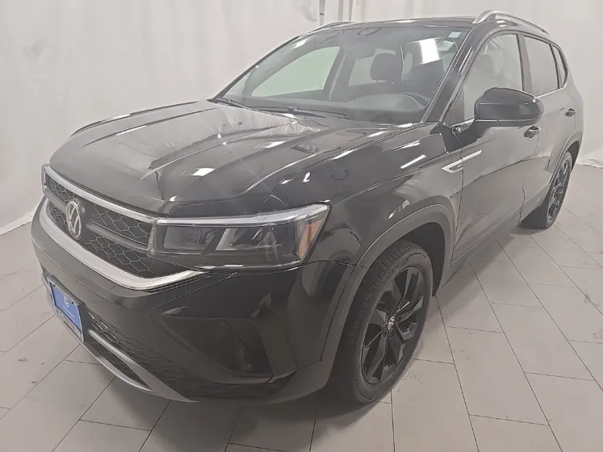 2023 Volkswagen Taos SE photo 1