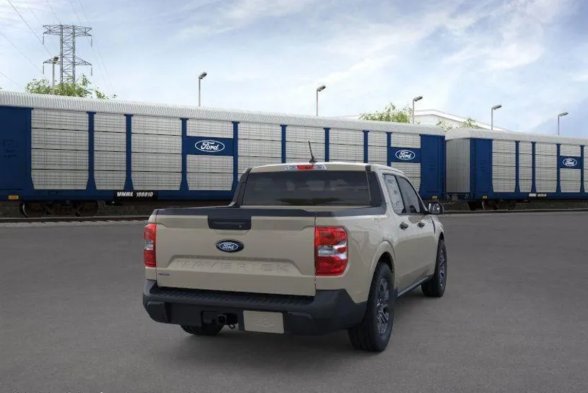 2025 Ford Maverick XLT photo 1