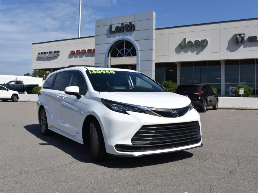 2021 Toyota Sienna LE photo 1