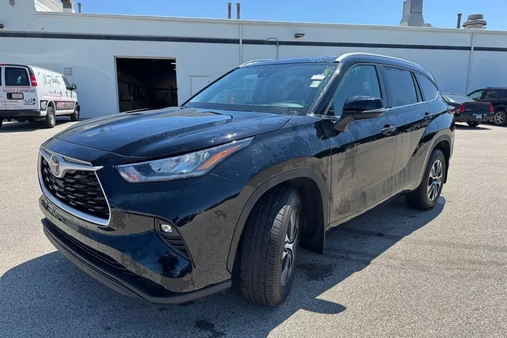 2024 Toyota Highlander LE photo 1