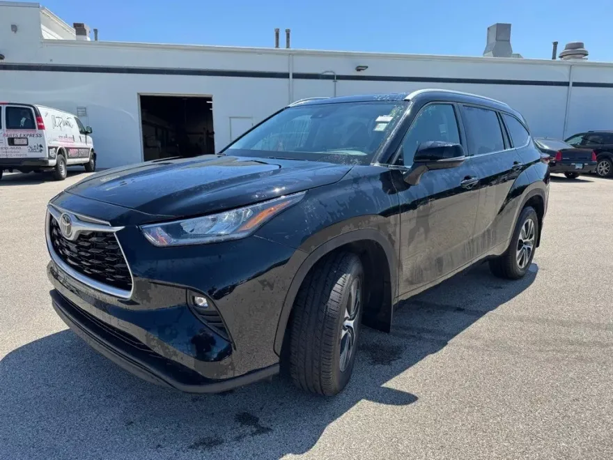 2024 Toyota Highlander LE photo 1