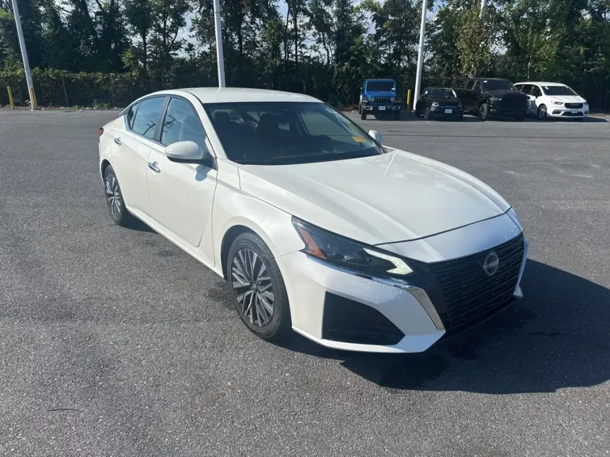 2023 Nissan Altima 2.5 SV photo 1