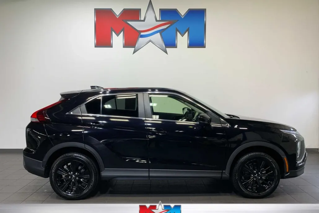 2022 Mitsubishi Eclipse Cross LE photo 1