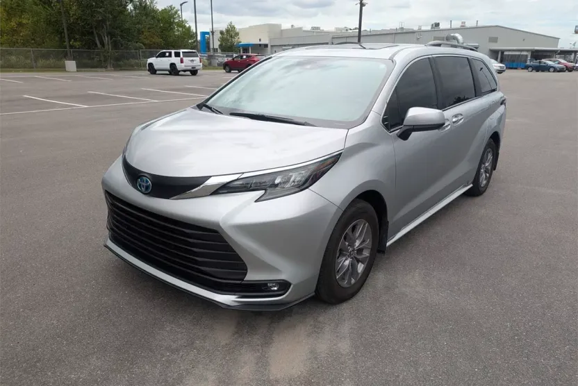 2025 Toyota Sienna XLE photo 1
