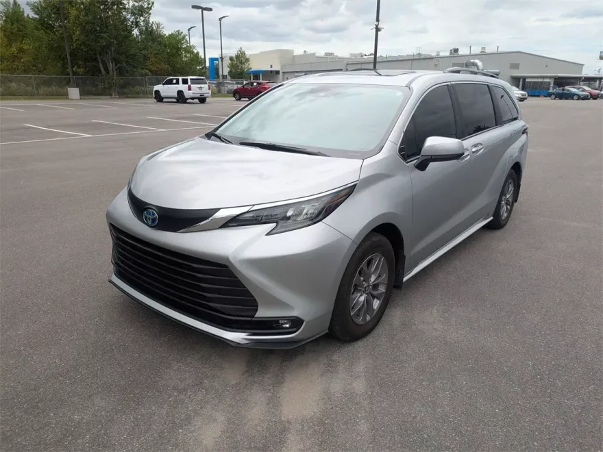 2025 Toyota Sienna XLE photo 1