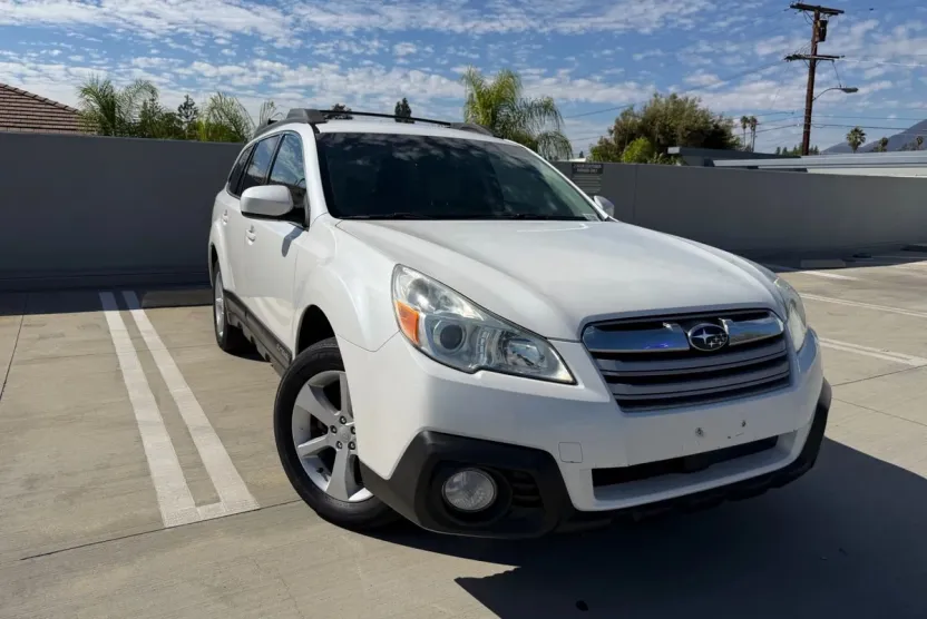 2013 Subaru Outback 2.5i Premium photo 1