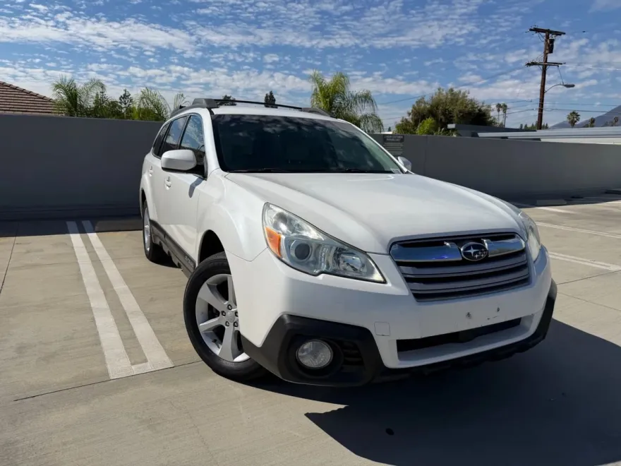 2013 Subaru Outback 2.5i Premium photo 1