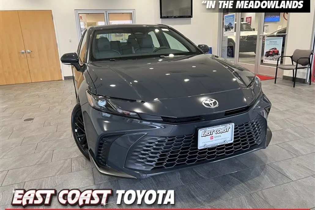 2025 Toyota Camry SE photo 1