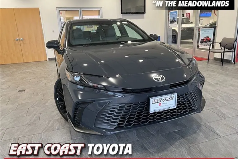 2025 Toyota Camry SE photo 1