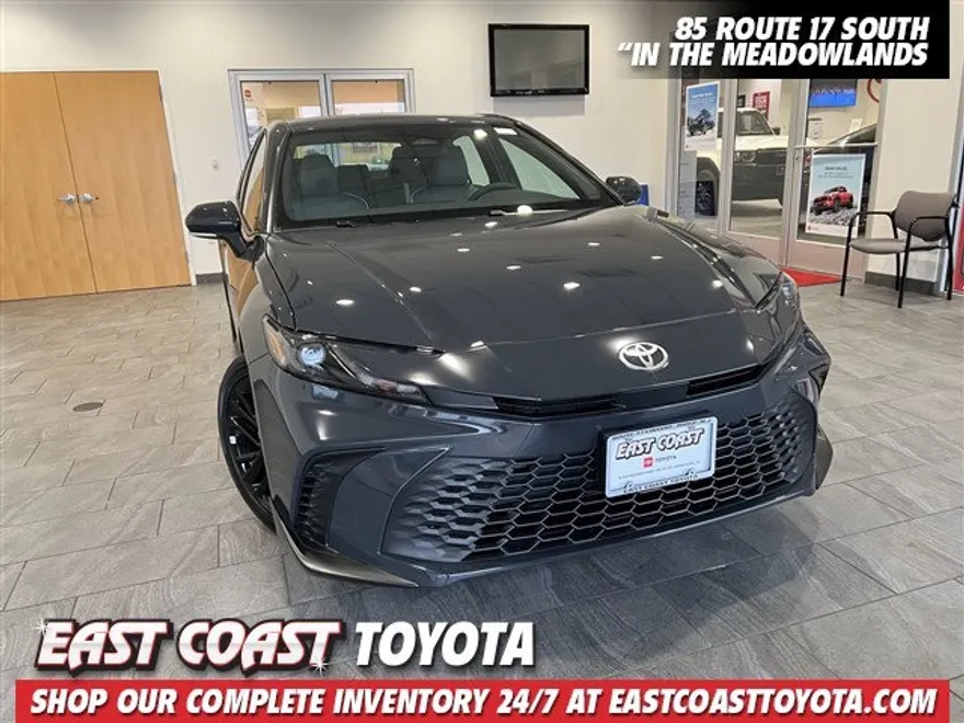 2025 Toyota Camry SE photo 1