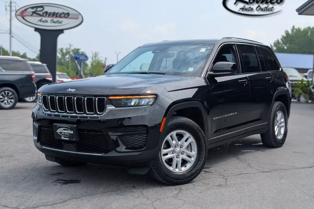 2023 Jeep Grand Cherokee Laredo photo 1