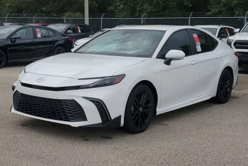 2025 Toyota Camry SE photo 1