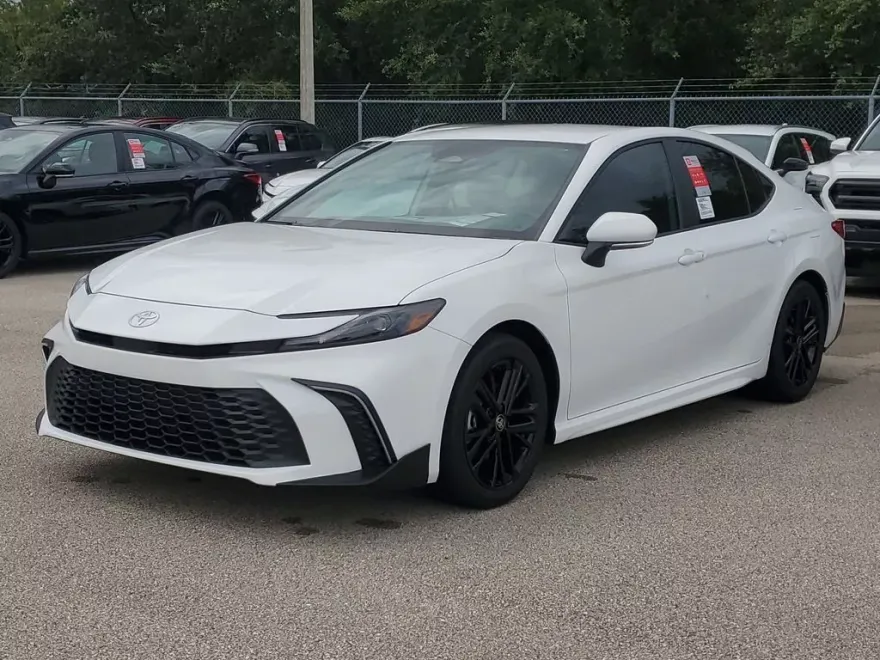 2025 Toyota Camry SE photo 1