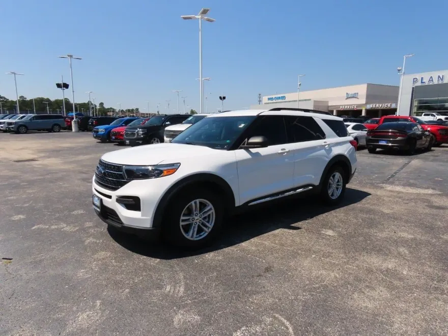 2020 Ford Explorer XLT photo 1