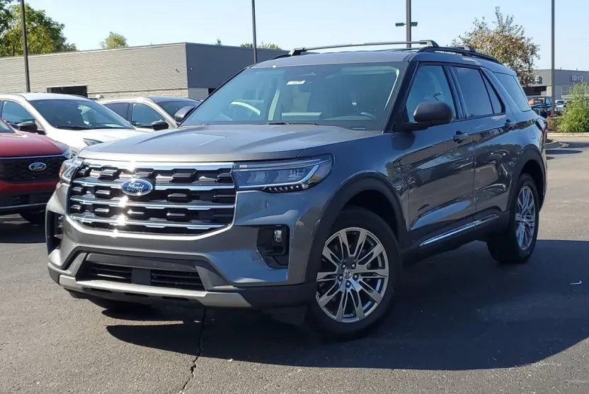 2025 Ford Explorer photo 1