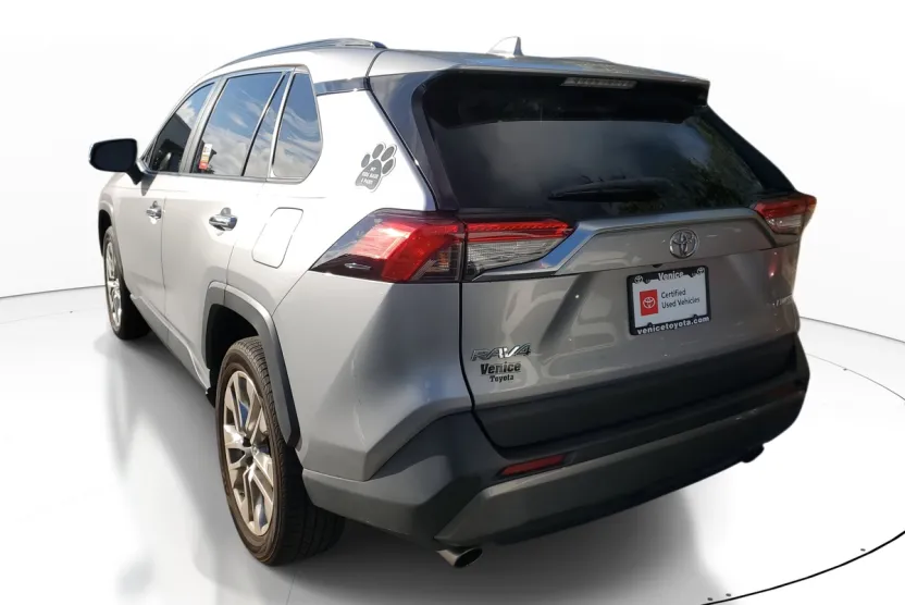 2019 Toyota RAV4 Limited photo 1