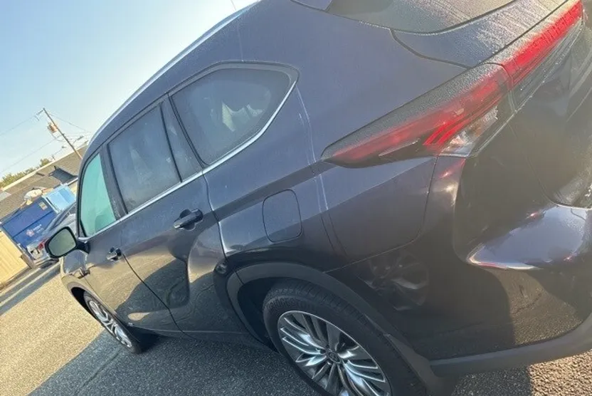 2024 Toyota Highlander Hybrid Platinum photo 1