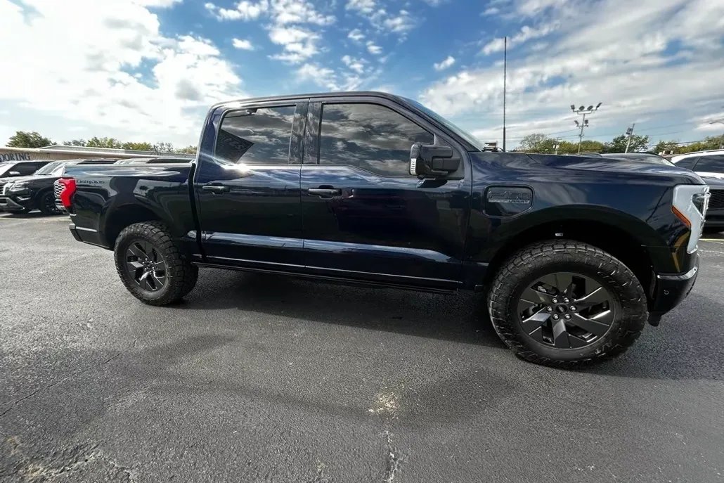 2023 Ford F-150 Lightning Lariat photo 1