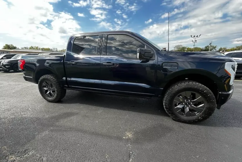 2023 Ford F-150 Lightning Lariat photo 1