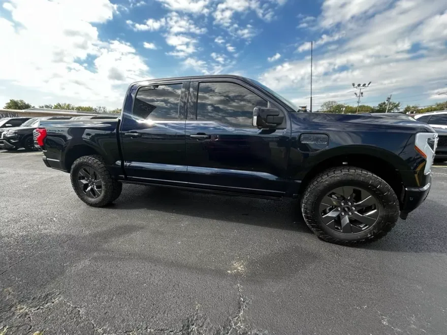 2023 Ford F-150 Lightning Lariat photo 1