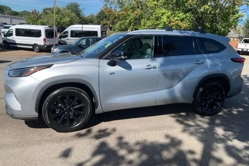 2022 Toyota Highlander XLE photo 1