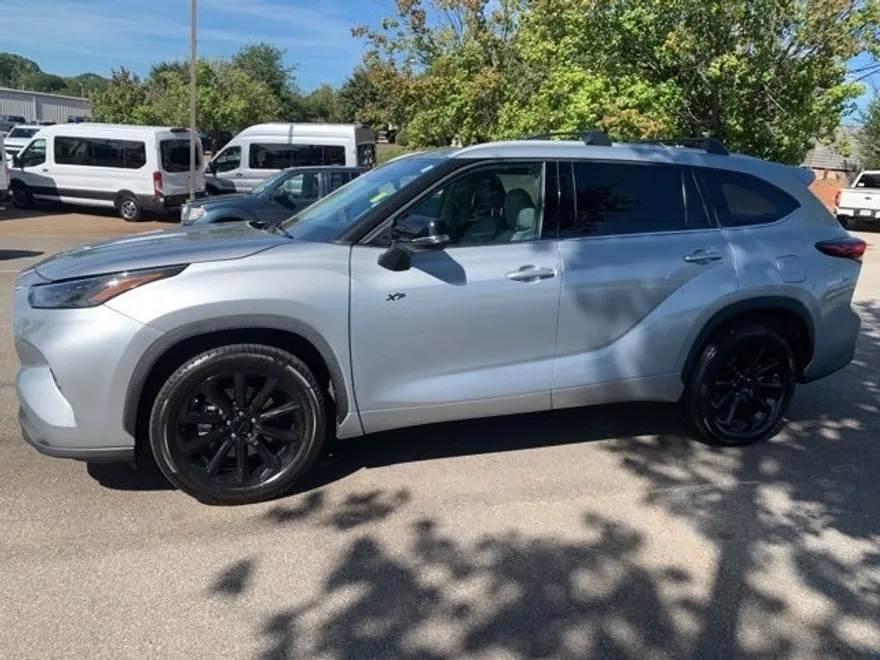 2022 Toyota Highlander XLE photo 1