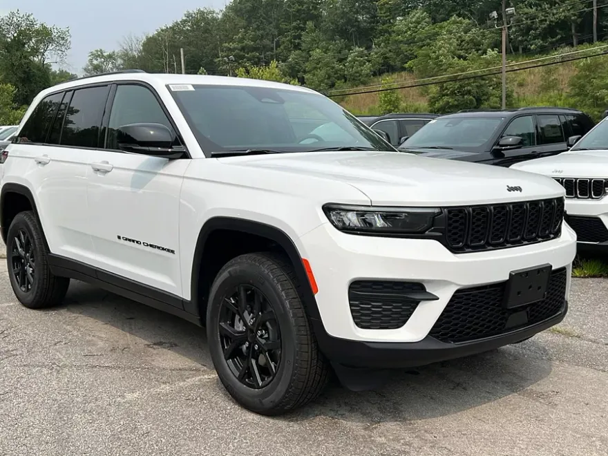 2025 Jeep Grand Cherokee Laredo photo 1