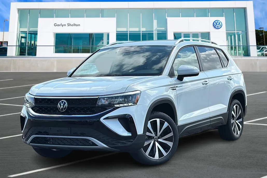 2024 Volkswagen Taos SE photo 1